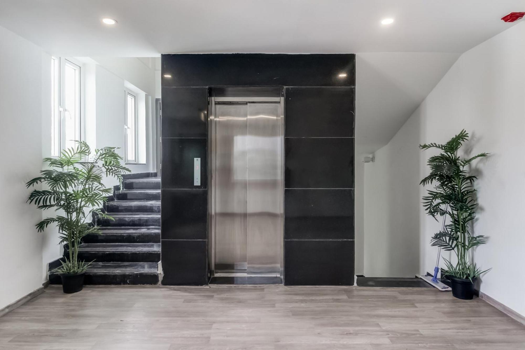 Super Townhouse Rcc Majestic 397 Lb Nagar Hotel Хидерабад Екстериор снимка