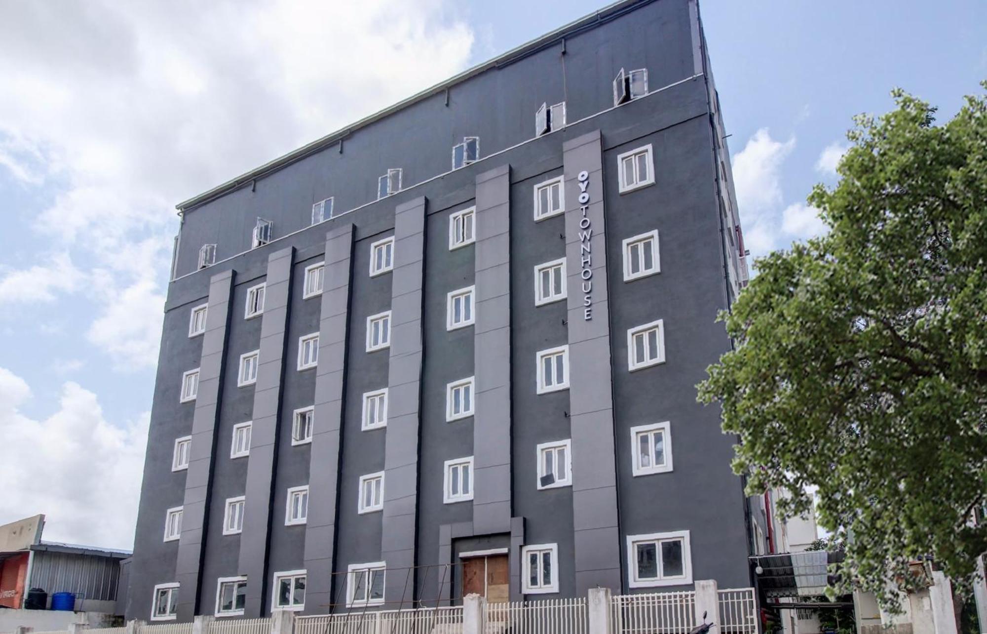 Super Townhouse Rcc Majestic 397 Lb Nagar Hotel Хидерабад Екстериор снимка