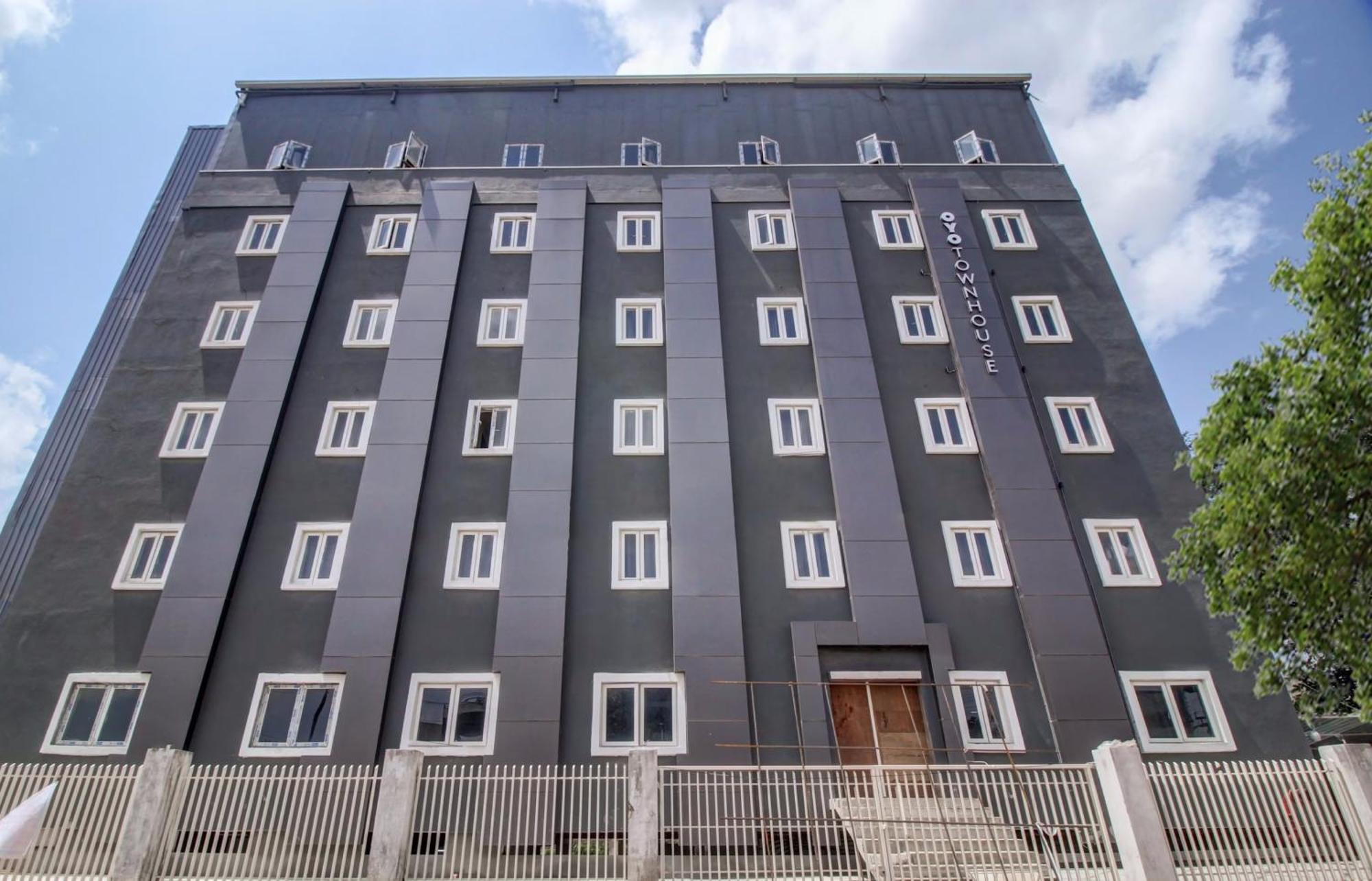 Super Townhouse Rcc Majestic 397 Lb Nagar Hotel Хидерабад Екстериор снимка