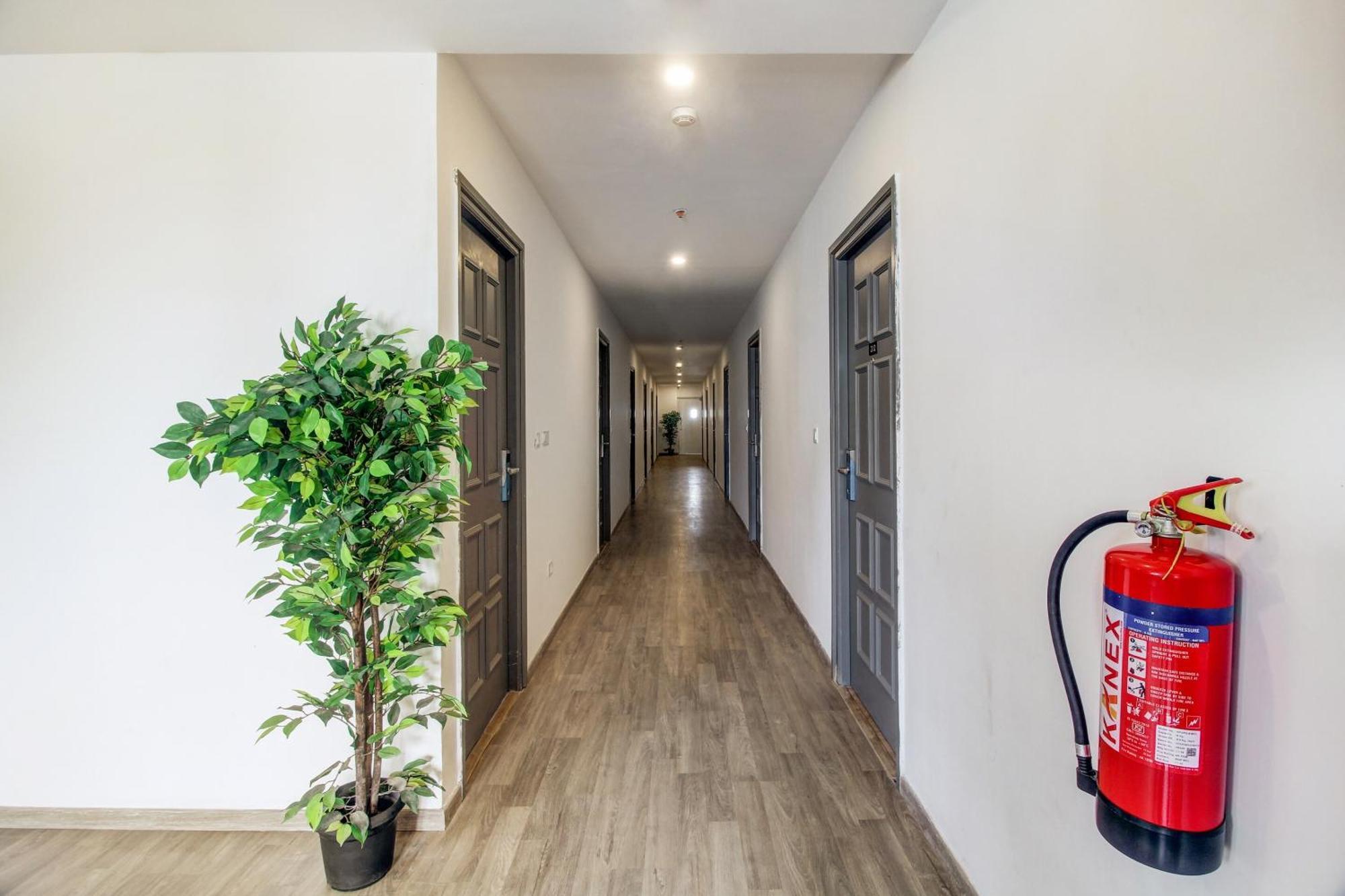 Super Townhouse Rcc Majestic 397 Lb Nagar Hotel Хидерабад Екстериор снимка